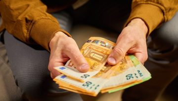 &Sigma;&tau;&omicron; 64% &phi;&tau;ά&nu;&epsilon;&iota; &eta; &pi;&rho;ό&theta;&epsilon;&sigma;&eta; &alpha;&lambda;&lambda;&alpha;&gamma;ή&sigmaf; &epsilon;&rho;&gamma;&alpha;&sigma;ί&alpha;&sigmaf; &epsilon;&pi;&epsilon;&iota;&delta;ή &omicron; &upsilon;&pi;ά&lambda;&lambda;&eta;&lambda;&omicron;&sigmaf; &delta;&epsilon;&nu; &beta;&lambda;έ&pi;&epsilon;&iota; &epsilon;&delta;ώ &kappa;&alpha;&iota; &chi;&rho;ό&nu;&iota;&alpha; &alpha;ύ&xi;&eta;&sigma;&eta; &sigma;&tau;&omicron;&nu; &mu;&iota;&sigma;&theta;ό &tau;&omicron;&upsilon;