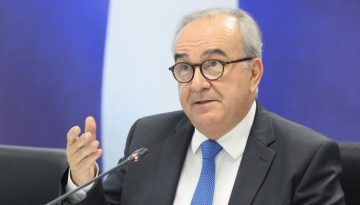 &Pi;&alpha;&pi;&alpha;&theta;&alpha;&nu;ά&sigma;&eta;&sigmaf;: &laquo;&Eta; &Epsilon;&lambda;&lambda;ά&delta;&alpha; &upsilon;&pi;έ&beta;&alpha;&lambda;&epsilon; &delta;&iota;&pi;&lambda;ό &alpha;ί&tau;&eta;&mu;&alpha; &epsilon;&kappa;&tau;&alpha;&mu;ί&epsilon;&upsilon;&sigma;&eta;&sigmaf; &pi;ό&rho;&omega;&nu; 1,63 &delta;&iota;&sigma;. &epsilon;&upsilon;&rho;ώ &alpha;&pi;ό &tau;&omicron; &Tau;&alpha;&mu;&epsilon;ί&omicron; &Alpha;&nu;ά&kappa;&alpha;&mu;&psi;&eta;&sigmaf;&raquo;
