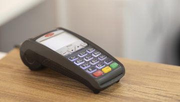 Κρυφή χρέωση 4€ το μήνα στα POS καταγγέλλουν επιχειρηματίες