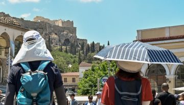 Ά&lambda;&mu;&alpha; &tau;&omicron;&upsilon; &tau;&omicron;&upsilon;&rho;&iota;&sigma;&mu;&omicron;ύ &kappa;&alpha;&iota; &tau;&omicron;&nu; &Mu;ά&rho;&tau;&iota;&omicron; &pi;&alpha;&rho;ά &tau;&omicron;&nu; &pi;ό&lambda;&epsilon;&mu;&omicron; &sigma;&tau;&omicron;&nu; &Kappa;ό&lambda;&pi;&omicron; &ndash; &Epsilon;&kappa;&tau;ί&nu;&alpha;&xi;&eta; &epsilon;&sigma;ό&delta;&omega;&nu; &kappa;&alpha;&tau;ά 55% &kappa;&alpha;&iota; &tau;&omega;&nu; &alpha;&phi;ί&xi;&epsilon;&omega;&nu; &kappa;&alpha;&tau;ά 38%