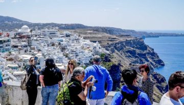 &Tau;&omicron;&upsilon;&rho;&iota;&sigma;&mu;ό&sigmaf;: &Rho;&epsilon;&kappa;ό&rho; &alpha;&phi;ί&xi;&epsilon;&omega;&nu; &kappa;&alpha;&iota; &tau;&alpha;&xi;&iota;&delta;&iota;&omega;&tau;&iota;&kappa;ώ&nu; &epsilon;&iota;&sigma;&pi;&rho;ά&xi;&epsilon;&omega;&nu; &mu;&epsilon;&iota;&omega;&mu;έ&nu;&epsilon;&sigmaf; ό&mu;&omega;&sigmaf; &omicron;&iota; &delta;&iota;&alpha;&nu;&upsilon;&kappa;&tau;&epsilon;&rho;&epsilon;ύ&sigma;&epsilon;&iota;&sigmaf; &tau;&omicron; 2025