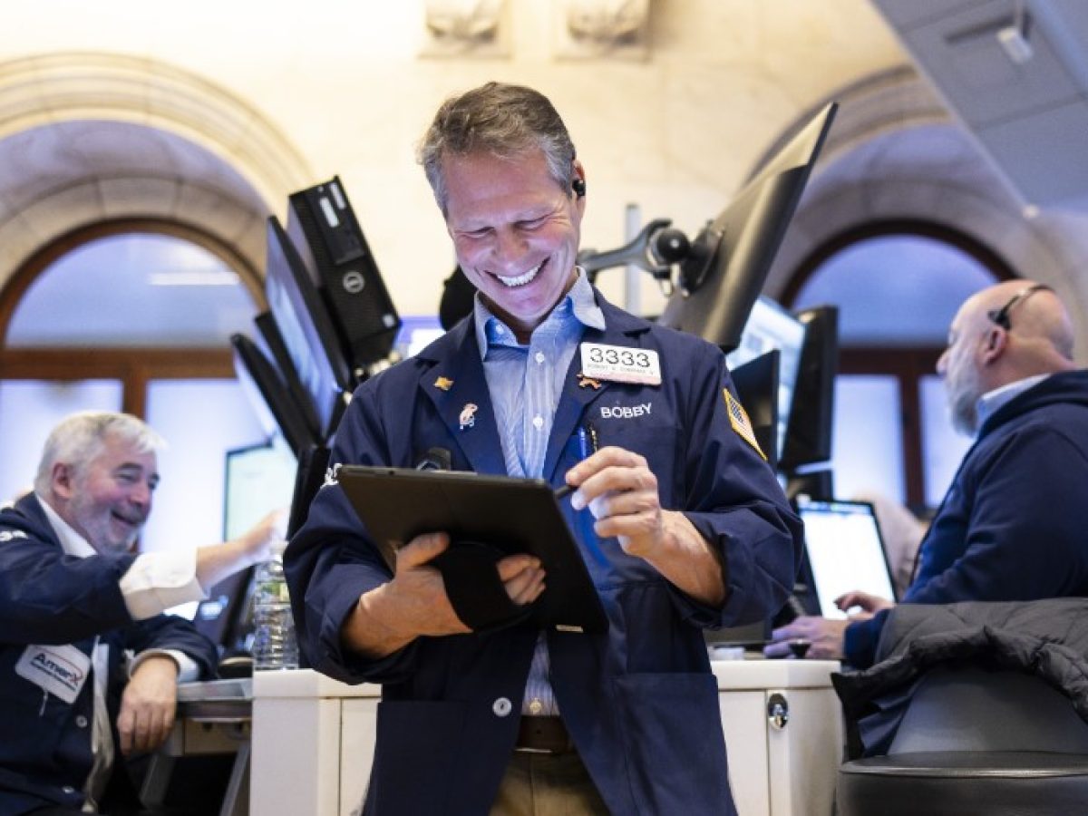 Ράλι στη Wall Street με άνοδο 790 μονάδων για Dow και ιστορικό υψηλό για S&P 500