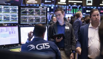 Wall Street: Μεικτά πρόσημα με το βλέμμα στο πετρέλαιο
