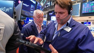 Wall Street: &Pi;&tau;ώ&sigma;&eta; &kappa;&alpha;&iota; &laquo;&kappa;&alpha;&mu;&pi;&alpha;&nu;ά&kappa;&iota;&alpha;&raquo; &pi;&lambda;&eta;&theta;&omega;&rho;&iota;&sigma;&mu;&omicron;ύ &ndash; Ά&nu;&omicron;&delta;&omicron;&sigmaf; &gamma;&iota;&alpha; &tau;&omicron; &pi;&epsilon;&tau;&rho;έ&lambda;&alpha;&iota;&omicron;