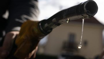 &Kappa;&alpha;ύ&sigma;&iota;&mu;&alpha;: Ά&lambda;&mu;&alpha; 5% &sigma;&tau;&eta;&nu; &tau;&iota;&mu;ή &tau;&omicron;&upsilon; Brent &ndash; &Epsilon;&lambda;&pi;ί&delta;&epsilon;&sigmaf; &nu;&alpha; &delta;&iota;&alpha;&tau;&eta;&rho;&eta;&theta;&epsilon;ί &eta; &mu;&epsilon;ί&omega;&sigma;&eta; &tau;&omicron;&upsilon; 2,8% &sigma;&tau;&eta;&nu; &alpha;&mu;ό&lambda;&upsilon;&beta;&delta;&eta;