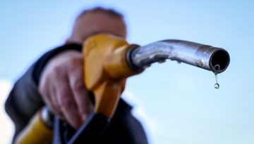 Κατρακυλά το πετρέλαιο μετά τη συμφωνία ΗΠΑ -Ιράν – Οι αγορές ποντάρουν στο άνοιγμα των Στενών του Ορμούζ