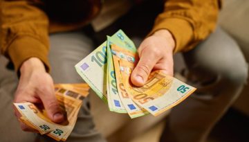 ΕΚΤΑΚΤΟ ΕΠΙΔΟΜΑ ΠΑΙΔΙΟΥ: ΑΝΑΤΡΟΠΗ ΤΕΛΕΥΤΑΙΑΣ ΣΤΙΓΜΗΣ ΜΕ ΤΗΝ ΠΛΗΡΩΜΗ – ΤΙ ΩΡΑ ΘΑ ΕΜΦΑΝΙΣΤΟΥΝ ΤΑ ΛΕΦΤΑ ΣΤΟΥΣ ΛΟΓΑΡΙΑΣΜΟΥΣ