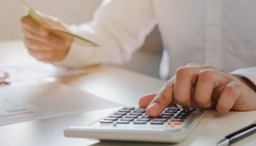 Πανικός για 2 εκατομμύρια Έλληνες: Διαγράφονται χρέη και δόσεις σε μια νύχτα – Είστε στη λίστα;