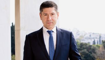 Eurobank: &Alpha;&nu;&theta;&epsilon;&kappa;&tau;&iota;&kappa;ή &eta; &epsilon;&lambda;&lambda;&eta;&nu;&iota;&kappa;ή &omicron;&iota;&kappa;&omicron;&nu;&omicron;&mu;ί&alpha; &sigma;&tau;&omicron; &pi;&rho;ώ&tau;&omicron; &tau;&rho;ί&mu;&eta;&nu;&omicron; &alpha;&lambda;&lambda;ά &mu;&epsilon; &pi;&rho;&omicron;&kappa;&lambda;ή&sigma;&epsilon;&iota;&sigmaf; &ndash; &Omicron;&iota; &rho;&omega;&gamma;&mu;έ&sigmaf; &sigma;&tau;&eta;&nu; &alpha;&gamma;&omicron;&rho;ά &epsilon;&rho;&gamma;&alpha;&sigma;ί&alpha;&sigmaf;