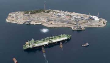 &Phi;&upsilon;&sigma;&iota;&kappa;ό &alpha;έ&rho;&iota;&omicron;: &Sigma;&epsilon; &iota;&sigma;&tau;&omicron;&rho;&iota;&kappa;ό &upsilon;&psi;&eta;&lambda;ό &omicron;&iota; &epsilon;&iota;&sigma;&alpha;&gamma;&omega;&gamma;έ&sigmaf; LNG &sigma;&tau;&omicron; &pi;&epsilon;&nu;&tau;ά&mu;&eta;&nu;&omicron; &ndash; &Alpha;&upsilon;&xi;&eta;&mu;έ&nu;&eta; &eta; &kappa;&alpha;&tau;&alpha;&nu;ά&lambda;&omega;&sigma;&eta; &tau;&omicron;&nu; &Mu;ά&iota;&omicron;
