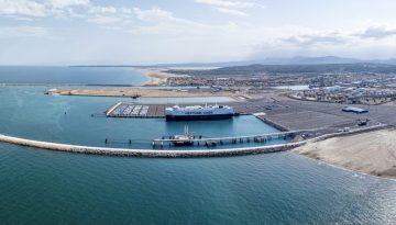 To Neptune Pireas της Μελίνας Τραυλού κατέπλευσε για πρώτη φορά στην Ευρώπη με 4.000 αυτοκίνητα