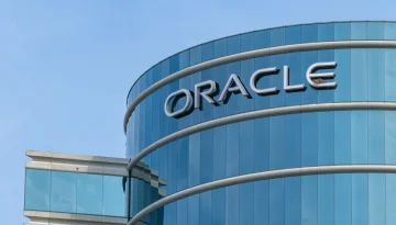 Oracle: Η στροφή στην AI κόστισε περίπου 21.000 θέσεις εργασίας