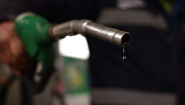 Καύσιμα: Η αποκλιμάκωση στις διεθνείς τιμές πετρελαίου περνά σταδιακά στην αντλία – Πού καταγράφονται οι χαμηλότερες και υψηλότερες τιμές σε όλη τη χώρα
