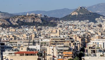 &Alpha;&kappa;ί&nu;&eta;&tau;&alpha;: &Tau;&iota; &epsilon;&pi;&iota;&lambda;έ&gamma;&omicron;&upsilon;&nu; &omicron;&iota; Έ&lambda;&lambda;&eta;&nu;&epsilon;&sigmaf; &alpha;&gamma;&omicron;&rho;&alpha;&sigma;&tau;έ&sigmaf; &ndash; &Sigma;&tau;&eta;&nu; &pi;&rho;ώ&tau;&eta; &theta;έ&sigma;&eta; &omicron;&iota; &pi;&alpha;&lambda;&alpha;&iota;ό&tau;&epsilon;&rho;&epsilon;&sigmaf; &kappa;&alpha;&tau;&omicron;&iota;&kappa;ί&epsilon;&sigmaf;