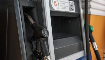 Ά&nu;&omicron;&delta;&omicron;&sigmaf; &sigma;&tau;&eta; &delta;&iota;&epsilon;&theta;&nu;ή &tau;&iota;&mu;ή &tau;&omicron;&upsilon; &pi;&epsilon;&tau;&rho;&epsilon;&lambda;&alpha;ί&omicron;&upsilon; &ndash; &Kappa;ά&tau;&omega; &alpha;&pi;ό 2 &epsilon;&upsilon;&rho;ώ &eta; &alpha;&mu;ό&lambda;&upsilon;&beta;&delta;&eta;, &sigma;&tau;&alpha;&theta;&epsilon;&rho;ά &tau;&alpha; &tau;&iota;&mu;&omicron;&lambda;ό&gamma;&iota;&alpha; &tau;&omicron;&upsilon; &rho;&epsilon;ύ&mu;&alpha;&tau;&omicron;&sigmaf;