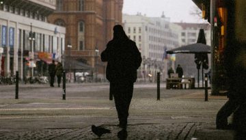 &Eta; &phi;&tau;ώ&chi;&epsilon;&iota;&alpha; &chi;&tau;&upsilon;&pi;ά&epsilon;&iota; &tau;&eta;&nu; &pi;ό&rho;&tau;&alpha; &tau;&omega;&nu; &Gamma;&epsilon;&rho;&mu;&alpha;&nu;ώ&nu;
