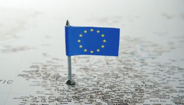&Pi;&rho;&omicron;ϋ&pi;&omicron;&lambda;&omicron;&gamma;&iota;&sigma;&mu;ό&sigmaf; 2 &tau;&rho;&iota;&sigma;. &epsilon;&upsilon;&rho;ώ &kappa;&alpha;&iota; &tau;&epsilon;&chi;&nu;&omicron;&lambda;&omicron;&gamma;&iota;&kappa;ή &kappa;&upsilon;&rho;&iota;&alpha;&rho;&chi;ί&alpha;: &Omicron;&iota; &delta;ύ&omicron; &mu;&epsilon;&gamma;ά&lambda;&epsilon;&sigmaf; &mu;ά&chi;&epsilon;&sigmaf; &pi;&omicron;&upsilon; &alpha;&nu;&omicron;ί&gamma;&omicron;&upsilon;&nu; &sigma;&tau;&eta;&nu; &Epsilon;&upsilon;&rho;&omega;&pi;&alpha;ϊ&kappa;ή Έ&nu;&omega;&sigma;&eta;