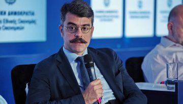 &Iota;. &Mu;ά&rho;&gamma;&alpha;&rho;&eta;&sigmaf; (&Alpha;&Delta;&Mu;&Eta;&Epsilon;): &Eta; &epsilon;&lambda;&lambda;&eta;&nu;&iota;&kappa;ή &kappa;&upsilon;&beta;έ&rho;&nu;&eta;&sigma;&eta; &sigma;&tau;&eta;&rho;ί&zeta;&epsilon;&iota; &tau;&iota;&sigmaf; &Alpha;&Pi;&Epsilon; &kappa;&alpha;&iota; &epsilon;&pi;&iota;&tau;&alpha;&chi;ύ&nu;&epsilon;&iota; &tau;&eta;&nu; &alpha;&pi;&omicron;&theta;ή&kappa;&epsilon;&upsilon;&sigma;&eta;