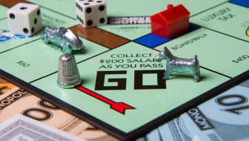 &Eta; &kappa;&rho;&upsilon;&phi;ή &iota;&sigma;&tau;&omicron;&rho;ί&alpha; &tau;&eta;&sigmaf; Monopoly: &Tau;&omicron; &pi;&alpha;&iota;&chi;&nu;ί&delta;&iota; &pi;&omicron;&upsilon; &gamma;&epsilon;&nu;&nu;ή&theta;&eta;&kappa;&epsilon; &omega;&sigmaf; &kappa;&rho;&iota;&tau;&iota;&kappa;ή &sigma;&tau;&eta;&nu; &alpha;&pi;&lambda;&eta;&sigma;&tau;ί&alpha; &kappa;&alpha;&iota; έ&gamma;&iota;&nu;&epsilon; &sigma;ύ&mu;&beta;&omicron;&lambda;&omicron; &tau;&omicron;&upsilon; &pi;&lambda;&omicron;ύ&tau;&omicron;&upsilon;