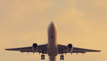 Τέλος στις κρυφές χρεώσεις των αεροπορικών: Τι αλλάζει για τις χειραποσκευές