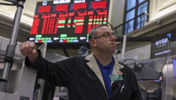 Επιστρέφει στα κέρδη η Wall Street, ανακάμπτει ο κλάδος των τσιπ