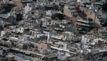 &Tau;&iota; &sigma;&upsilon;&mu;&beta;&alpha;ί&nu;&epsilon;&iota; &sigma;&tau;&eta;&nu; &alpha;&gamma;&omicron;&rho;ά &alpha;&kappa;&iota;&nu;ή&tau;&omega;&nu; &ndash; &Tau;&omicron; &laquo;&pi;&alpha;&zeta;&lambda;&raquo; &tau;&eta;&sigmaf; &epsilon;&lambda;&lambda;&eta;&nu;&iota;&kappa;ή&sigmaf; &kappa;&tau;&eta;&mu;&alpha;&tau;&alpha;&gamma;&omicron;&rho;ά&sigmaf; &kappa;&alpha;&iota; &omicron;&iota; &kappa;&alpha;&tau;&omicron;&iota;&kappa;ί&epsilon;&sigmaf; &pi;&omicron;&upsilon; &kappa;&upsilon;&rho;&iota;&alpha;&rho;&chi;&omicron;ύ&nu; &sigma;&tau;&iota;&sigmaf; &sigma;&upsilon;&nu;&alpha;&lambda;&lambda;&alpha;&gamma;έ&sigmaf;