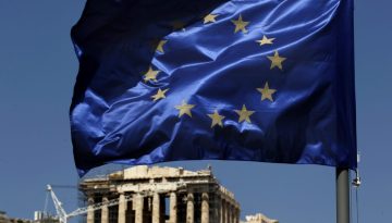 Έ&nu;&alpha; &iota;&sigma;&tau;&omicron;&rho;&iota;&kappa;ό &omicron;&rho;ό&sigma;&eta;&mu;&omicron; &gamma;&iota;&alpha; &tau;&eta;&nu; &epsilon;&lambda;&lambda;&eta;&nu;&iota;&kappa;ή &omicron;&iota;&kappa;&omicron;&nu;&omicron;&mu;ί&alpha;: &Eta; &Epsilon;&upsilon;&rho;&omega;&pi;&alpha;ϊ&kappa;ή &Epsilon;&pi;&iota;&tau;&rho;&omicron;&pi;ή &alpha;&phi;&alpha;&iota;&rho;&epsilon;ί &tau;&eta;&nu; &Epsilon;&lambda;&lambda;ά&delta;&alpha; &alpha;&pi;ό &tau;&eta; &lambda;ί&sigma;&tau;&alpha; &tau;&omega;&nu; &chi;&omega;&rho;ώ&nu; &mu;&epsilon; &Mu;&alpha;&kappa;&rho;&omicron;&omicron;&iota;&kappa;&omicron;&nu;&omicron;&mu;&iota;&kappa;έ&sigmaf; &Alpha;&nu;&iota;&sigma;&omicron;&rho;&rho;&omicron;&pi;ί&epsilon;&sigmaf;