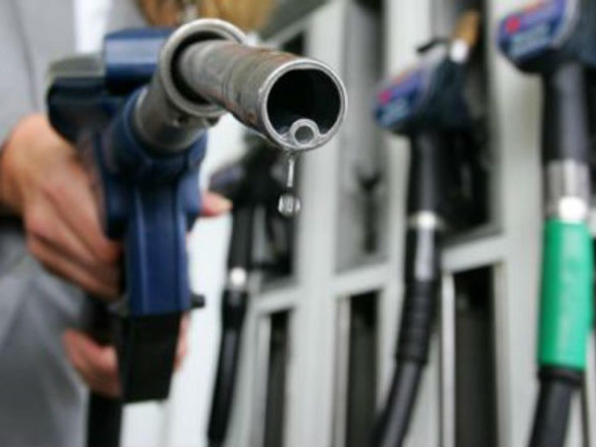 Πτώση στις τιμές των καυσίμων: Έως 15 λεπτά φθηνότερη η αμόλυβδη σε έναν μήνα