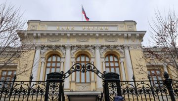 Η Ρωσία μειώνει τα επιτόκια και ανησυχεί για το έλλειμμα που διογκώνεται, παρά τα «φουσκωμένα» έσοδα από το πετρέλαιο