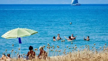 Επίδομα αδείας 2026: Πόσα χρήματα δικαιούστε φέτος και τι αλλάζει με τις άδειες