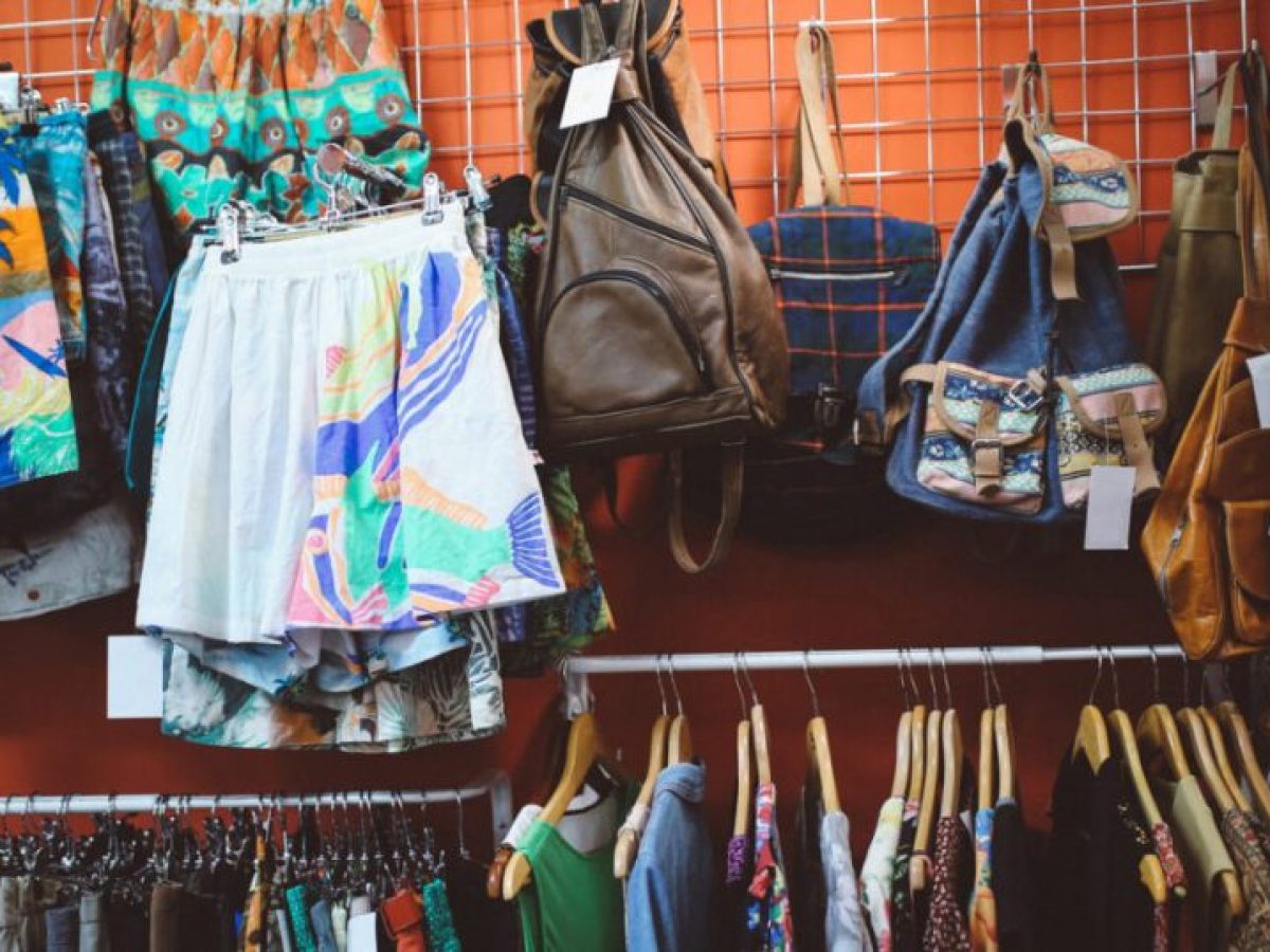 ΕΣΑ: Στο στόχαστρο τα καταστήματα second hand – Καταγγελίες για αθέμιτο ανταγωνισμό στο λιανεμπόριο ένδυσης και υπόδησης