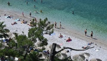 &laquo;&Mu;&epsilon; &tau;&omicron; &delta;&epsilon;&xi;ί&raquo; ά&nu;&omicron;&iota;&xi;&epsilon; &eta; &tau;&omicron;&upsilon;&rho;&iota;&sigma;&tau;&iota;&kappa;ή &sigma;&epsilon;&zeta;ό&nu; &sigma;&tau;&alpha; &Delta;&omega;&delta;&epsilon;&kappa;ά&nu;&eta;&sigma;&alpha; &ndash; &Tau;&alpha; &mu;&eta;&nu;ύ&mu;&alpha;&tau;&alpha; &alpha;&pi;ό &Kappa;ά&rho;&pi;&alpha;&theta;&omicron;, &Lambda;&epsilon;&iota;&psi;&omicron;ύ&sigmaf; &kappa;&alpha;&iota; &Alpha;&sigma;&tau;&upsilon;&pi;ά&lambda;&alpha;&iota;&alpha;