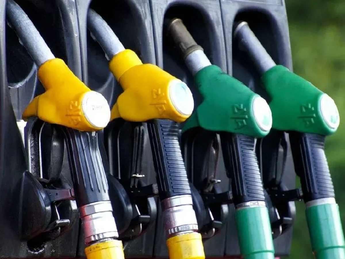 Η βενζίνη πέφτει, αλλά όχι όσο το diesel – Τι πληρώνουμε σήμερα στην αντλία