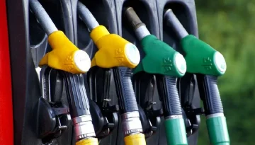 Η βενζίνη πέφτει, αλλά όχι όσο το diesel – Τι πληρώνουμε σήμερα στην αντλία