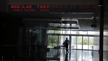 «Μαύρη Παρασκευή» σε Χρηματιστήρια, ομόλογα και νομίσματα – Ισχυρές πιέσεις και στην Αθήνα