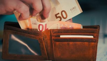 &Epsilon;&Omicron;&Pi;&Upsilon;&Upsilon;: &Pi;&omicron;&iota;&omicron;&iota; &delta;&iota;&kappa;&alpha;&iota;&omicron;ύ&nu;&tau;&alpha;&iota; &tau;&omicron; &epsilon;&pi;ί&delta;&omicron;&mu;&alpha; &tau;&omega;&nu; 150 &epsilon;&upsilon;&rho;ώ