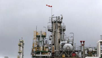 Το πετρέλαιο υποχωρεί όσο αυξάνονται οι ροές από τα Στενά του Ορμούζ – Προς τα 73 δολάρια το Brent, στα 70 το WTI