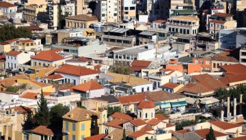 &Alpha;&kappa;ί&nu;&eta;&tau;&alpha;: &Pi;ώ&sigmaf; &delta;&iota;&alpha;&mu;&omicron;&rho;&phi;ώ&nu;&epsilon;&tau;&alpha;&iota; &tau;&omicron; &pi;&alpha;&zeta;&lambda; &tau;&eta;&sigmaf; &epsilon;&lambda;&lambda;&eta;&nu;&iota;&kappa;ή&sigmaf; &kappa;&tau;&eta;&mu;&alpha;&tau;&alpha;&gamma;&omicron;&rho;ά&sigmaf;