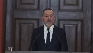Ο Στουρνάρας εντοπίζει κίνδυνο για τις συντάξεις στο μέλλον και βλέπει ρόλο για τα επαγγελματικά ταμεία