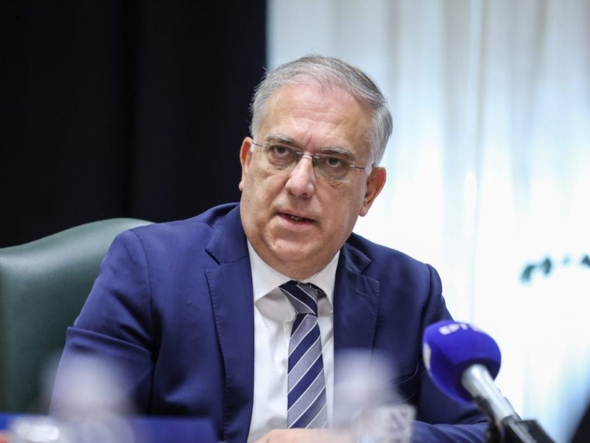 Θεοδωρικάκος: «Παγώνουν» οι τιμές βασικών προϊόντων για δύο μήνες – Η δήλωσή του