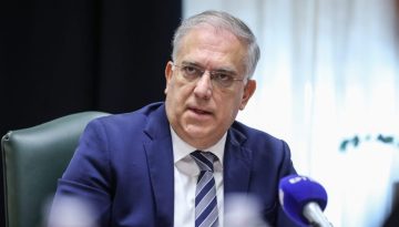 Θεοδωρικάκος: «Παγώνουν» οι τιμές βασικών προϊόντων για δύο μήνες – Η δήλωσή του