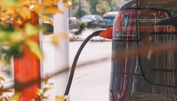 Αργά αλλά σταθερά μπαίνουν τα ηλεκτρικά αυτοκίνητα στους ελληνικούς δρόμους