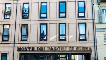 Monte dei Paschi: &Eta; Intesa Sanpaolo &delta;&iota;&epsilon;&kappa;&delta;&iota;&kappa;&epsilon;ί &tau;&eta;&nu; &iota;&sigma;&tau;&omicron;&rho;&iota;&kappa;ή &tau;&rho;ά&pi;&epsilon;&zeta;&alpha; &sigma;&epsilon; &mu;&iota;&alpha; &mu;ά&chi;&eta; &epsilon;&xi;&alpha;&gamma;&omicron;&rho;ώ&nu; &pi;&omicron;&upsilon; &alpha;&nu;&alpha;&delta;&iota;&alpha;&mu;&omicron;&rho;&phi;ώ&nu;&epsilon;&iota; &tau;&omicron; &iota;&tau;&alpha;&lambda;&iota;&kappa;ό &tau;&rho;&alpha;&pi;&epsilon;&zeta;&iota;&kappa;ό &sigma;ύ&sigma;&tau;&eta;&mu;&alpha;