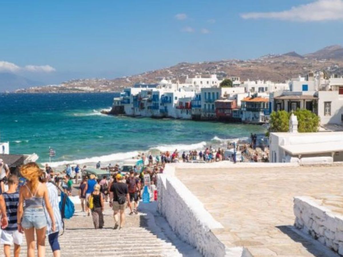 Τουρισμός: Διψήφιο άλμα στα έσοδα παρά τον πόλεμο στο Ιράν