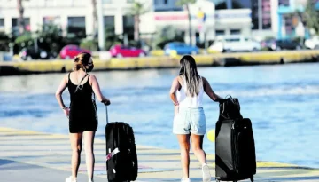 Το ελληνικό καλοκαίρι έγινε… είδος πολυτελείας: Ένας κατώτατος μισθός για ένα 5ήμερο!