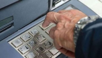 Οι φορολογικές παγίδες πίσω από τις οικογενειακές τραπεζικές συναλλαγές