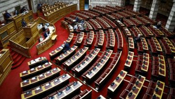 Στη Βουλή το πολυνομοσχέδιο: Όλες οι ρυθμίσεις για συντάξεις, ακατάσχετο και υβριδικά οχήματα