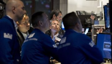 Wall Street: Οριακές κινήσεις μετά τα ιστορικά υψηλά, βουτιά για την Alphabet