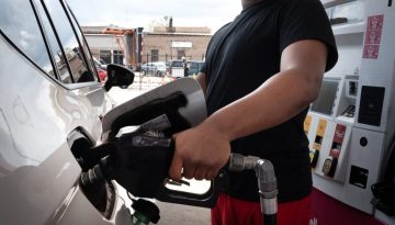 Άνοδος στις τιμές του πετρελαίου και αναταράξεις στις διεθνείς αγορές μετά τις αεροπορικές επιθέσεις ΗΠΑ και Ιράν – Στα 79 δολάρια το βαρέλι
