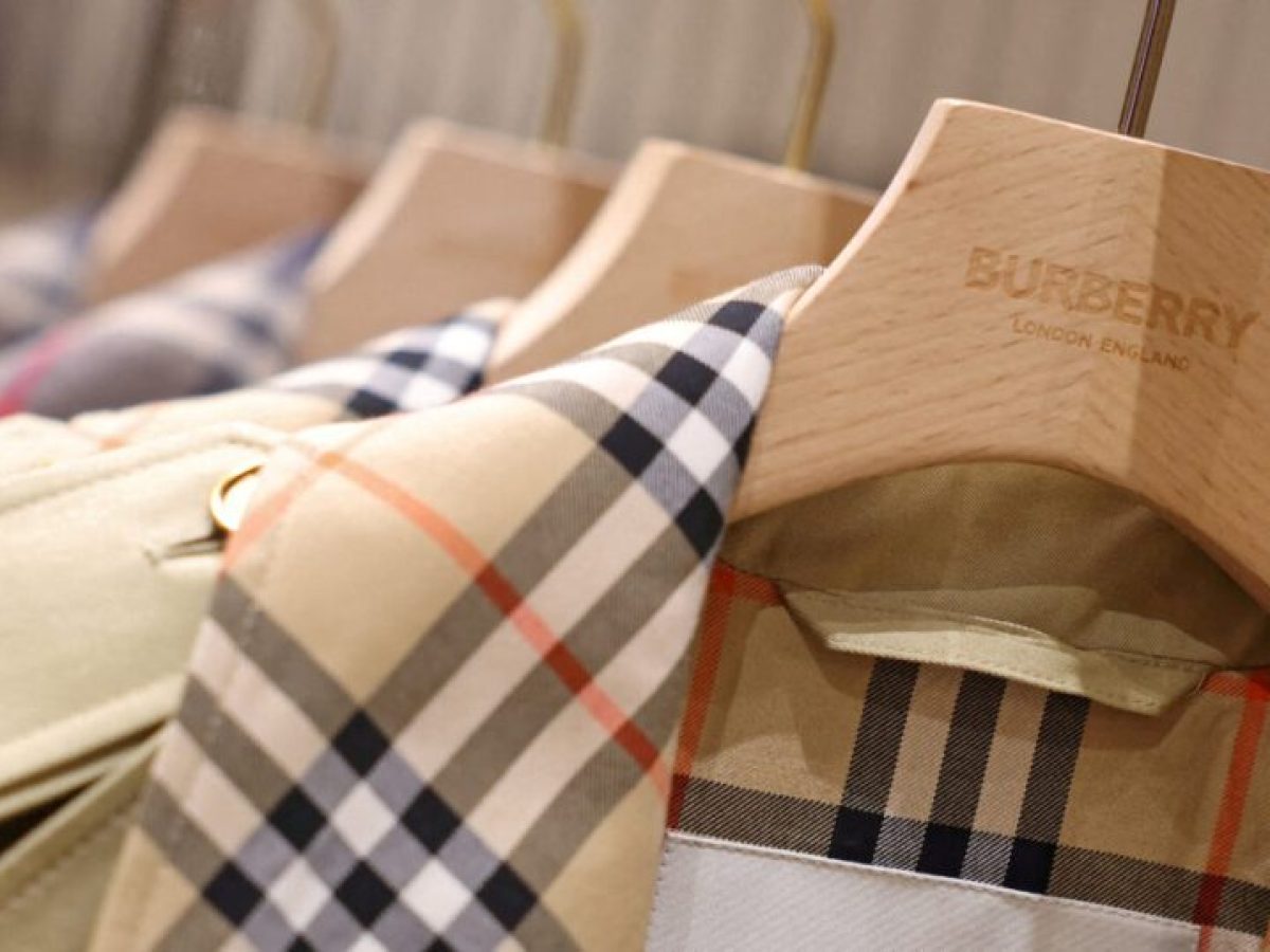 Burberry: Ο πόλεμος με το Ιράν πλήττει τον τουρισμό και τις πωλήσεις στην Ευρώπη
